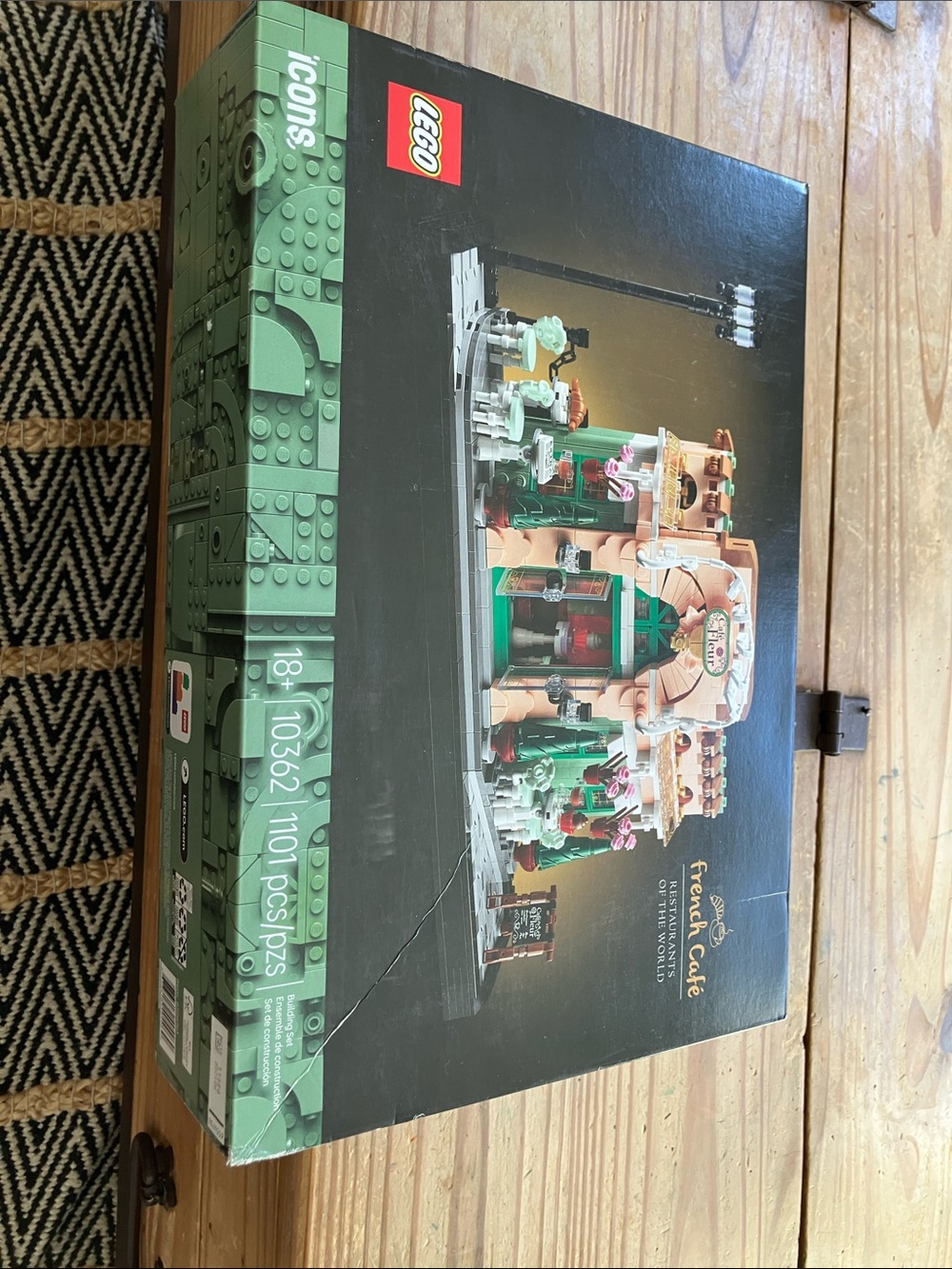 Lego Icons French Café Set in Pink and Green 10362